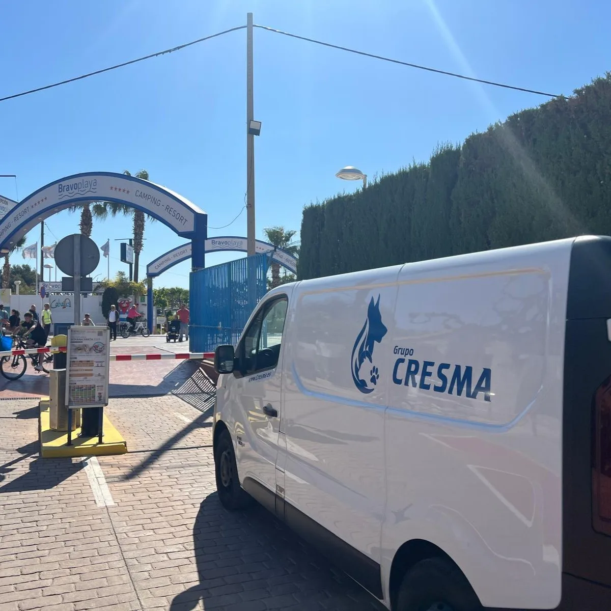 Furgoneta de Grupo Cresma en la entrada del Camping Bravoplaya, servicio de cremación de mascotas Valencia