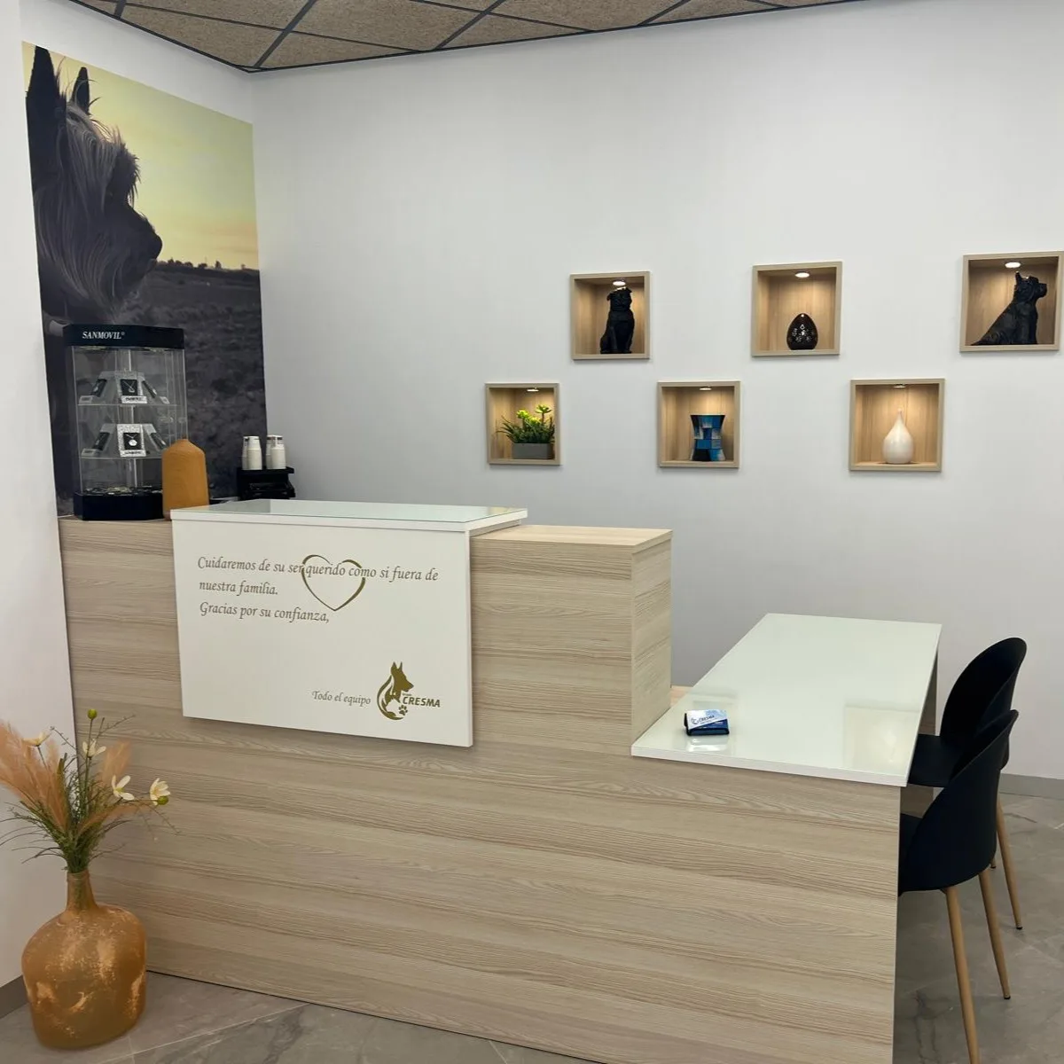 Recepción y mostrador de atención al público en Cresma Valencia Tanatorio Crematorio Animales, Alaquàs