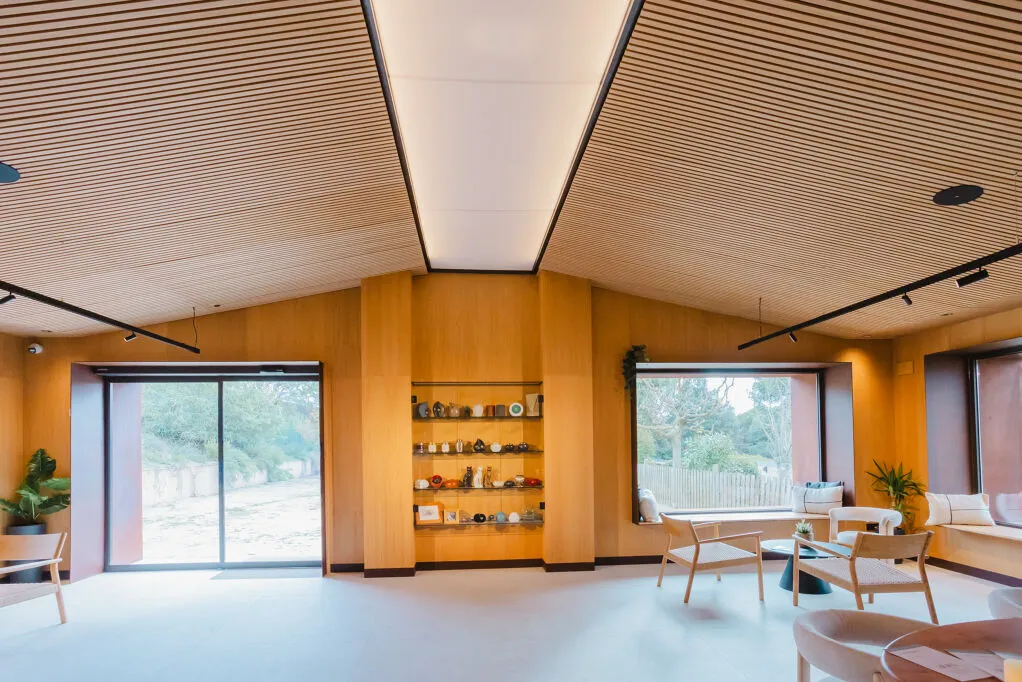 Sala de espera y recepción moderna con madera en crematorio Mascarol, Polinyà Barcelona
