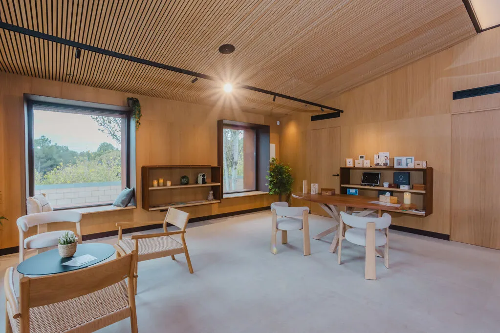 Sala de recepción y atención al cliente de Mascarol en Polinyà, Barcelona, con diseño en madera cálida