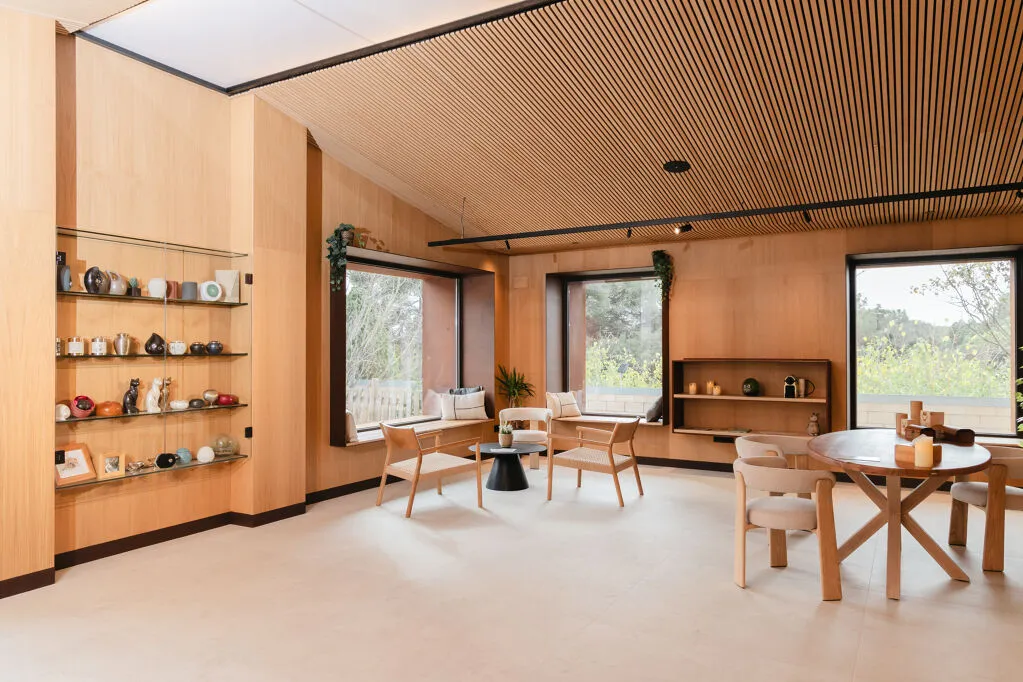 Sala de recepción y atención al cliente de Mascarol en Polinyà, Barcelona, con urnas expuestas