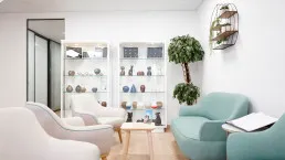 Sala de espera y recepción del crematorio de mascotas Hadescan en Sevilla la Nueva, Madrid