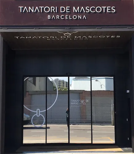 Fachada exterior de Tanatori de Mascotes Barcelona, entrada principal con puertas de cristal