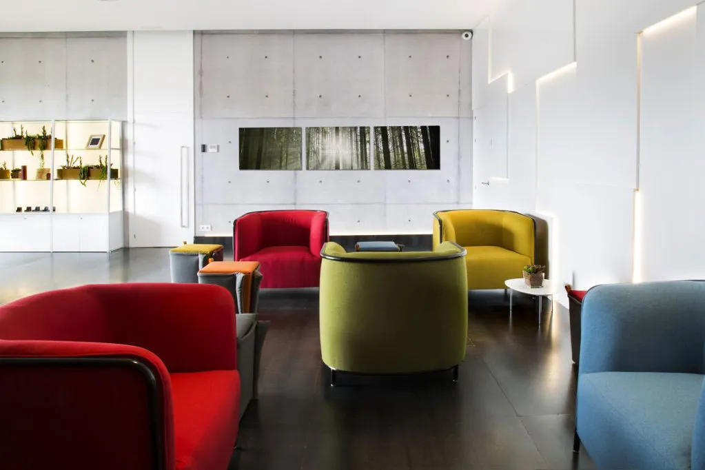 Sala de espera y recepción con sillones de colores en Tanatori de Mascotes Barcelona