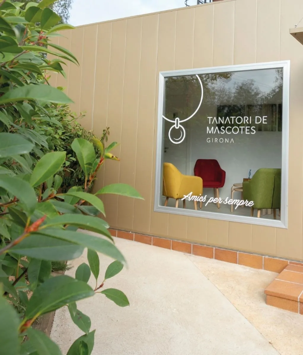 Fachada exterior del Tanatori de Mascotes Girona con ventana y slogan Amics per sempre