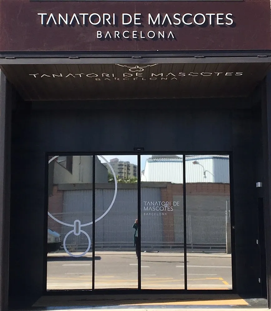 Fachada exterior del Tanatori de Mascotes Barcelona con entrada de cristal y rótulo corporativo