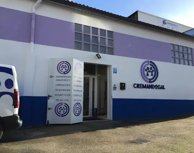 Fachada exterior de Cremandogal, crematorio de animales domésticos en Vigo, con logo de huella en morado