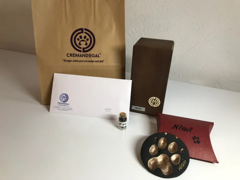 Urna de madera, huella dorada, ampolleta y caja personalizada para mascota Niqui en Cremandogal Vigo