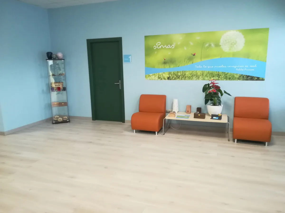 Sala de espera de SIMAS Servicio de Incineración para Mascotas en Cabañas Raras, León, con sillones naranjas