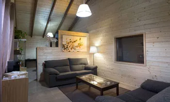 Sala de velatorio con sofás y decoración acogedora en Tanatorio Semper Fidelis, Esquivias Toledo