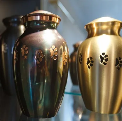 Urnas funerarias para mascotas con huellas decorativas en El Último Paseo, Ciempozuelos Madrid