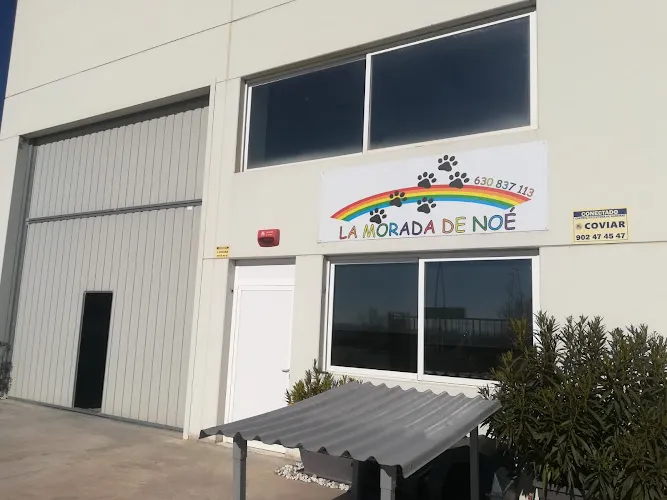 Fachada exterior del crematorio de mascotas La Morada de Noé en San Mateo de Gállego, Zaragoza