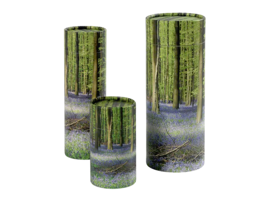 Urnas biodegradables decoradas con bosque de campanillas para cenizas de mascotas en Ibad Crematorio, Bizkaia