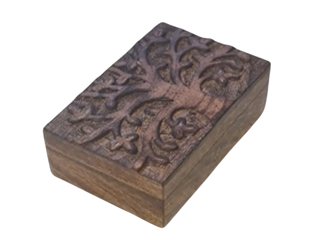 Caja de madera tallada con diseño árbol de la vida para cenizas de mascotas en Ibad Crematorio, Bizkaia