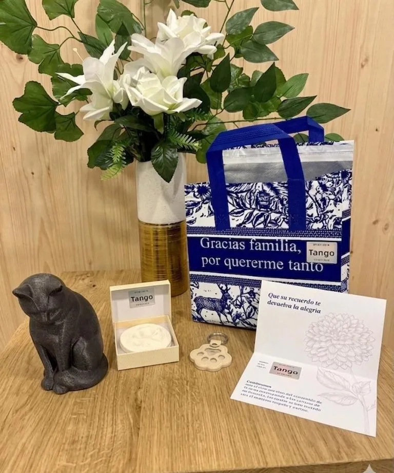 Pack de recuerdo para mascota con urna, huella y bolsa conmemorativa en Pets Eternity Madrid