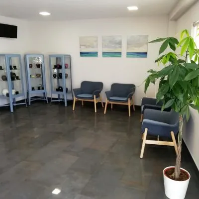 Sala de espera con urnas expuestas en INACO Incineración Animales de Compañía, Lorquí Murcia