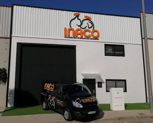 Fachada exterior de INACO Incineración Animales de Compañía con furgoneta corporativa en Lorquí, Murcia