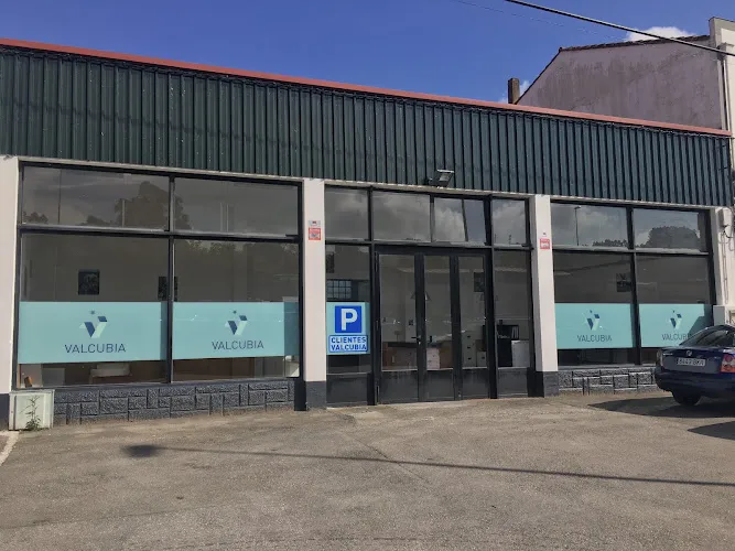 Fachada exterior del crematorio de mascotas Valcubia en Grado, Asturias, con aparcamiento para clientes