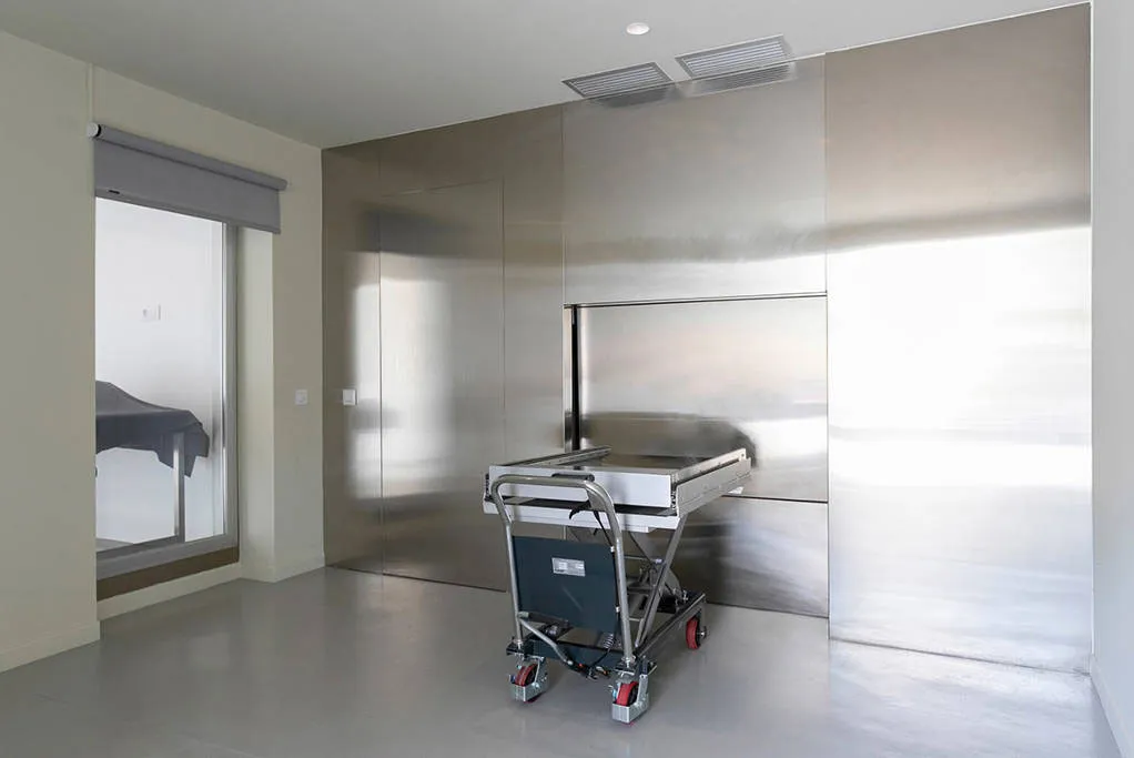 Horno crematorio con carro elevador en instalaciones de Ineco Tanatorio de Mascotas, Riudarenes Girona