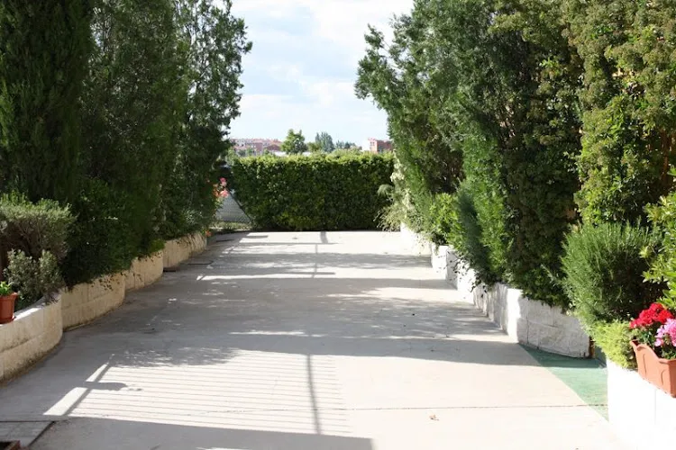 Entrada al tanatorio de mascotas San Antón en Cistérniga, Valladolid, con jardines y acceso exterior