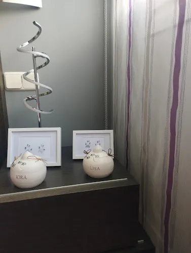 Urnas conmemorativas personalizadas Kira y Lisa con huellas en crematorio Inade, Orozco Bizkaia