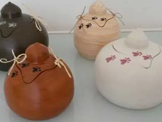 Urnas cerámicas decoradas con huellas de mascotas en crematorio Inade, Orozco Bizkaia