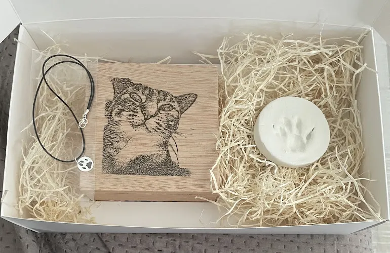 Caja memorial con retrato grabado en madera, huella en arcilla y colgante de gato en Armony Pets Madrid