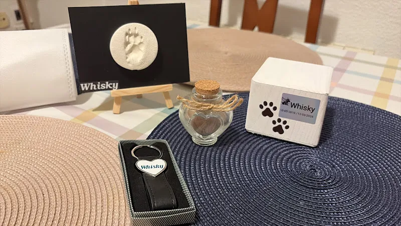 Urna, huella, llavero y caja de recuerdos conmemorativos para mascota Whisky en Recuerda tu Mascota Albacete
