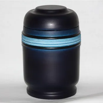 Urna cineraria azul marino con franja turquesa para mascotas en Perpetual Crematorio, Logroño