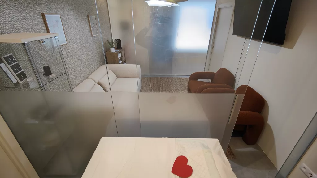 Sala de espera y recepción con sofá blanco y sillones marrones en Perpetual Crematorio de Mascotas, Logroño
