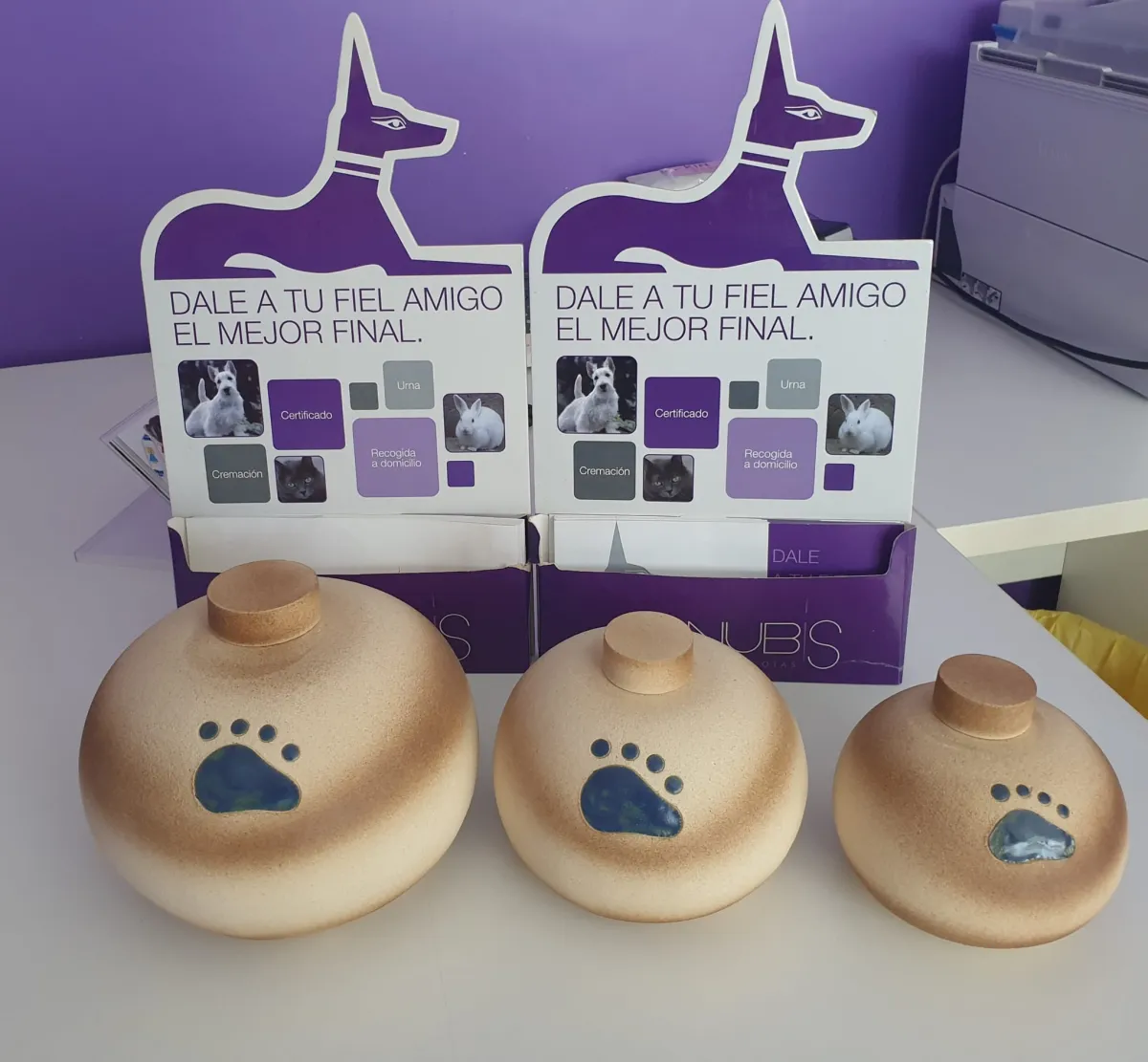 Urnas funerarias para mascotas con huella en Anubis Crematorio, Torralba de Calatrava, Ciudad Real