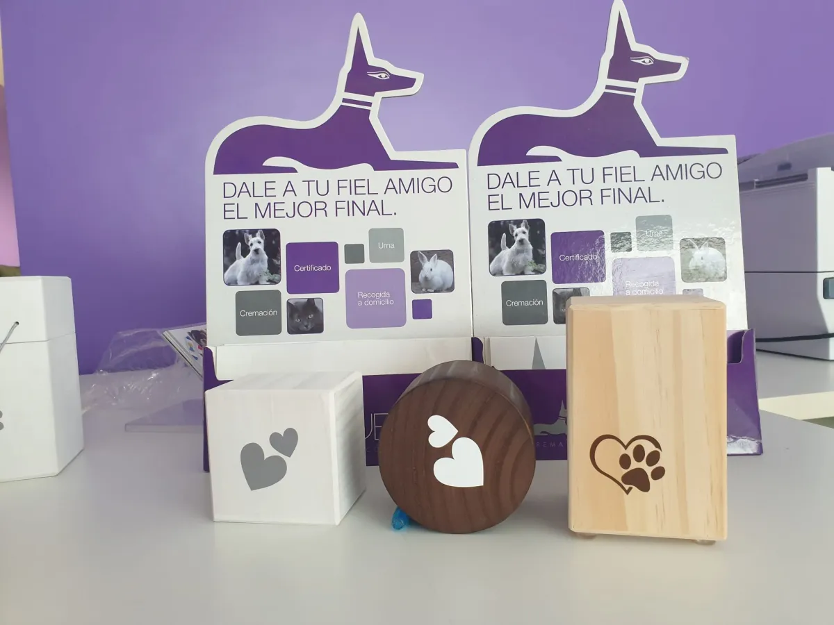Urnas para mascotas en madera y cerámica con folletos de servicios en Anubis Crematorio, Torralba de Calatrava