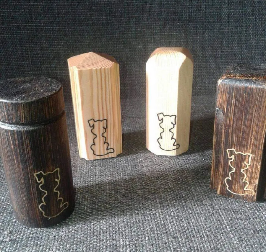 Urnas de madera artesanales con grabado de gato para cenizas de mascotas en SERINMAS, Villanueva del Carnero, León