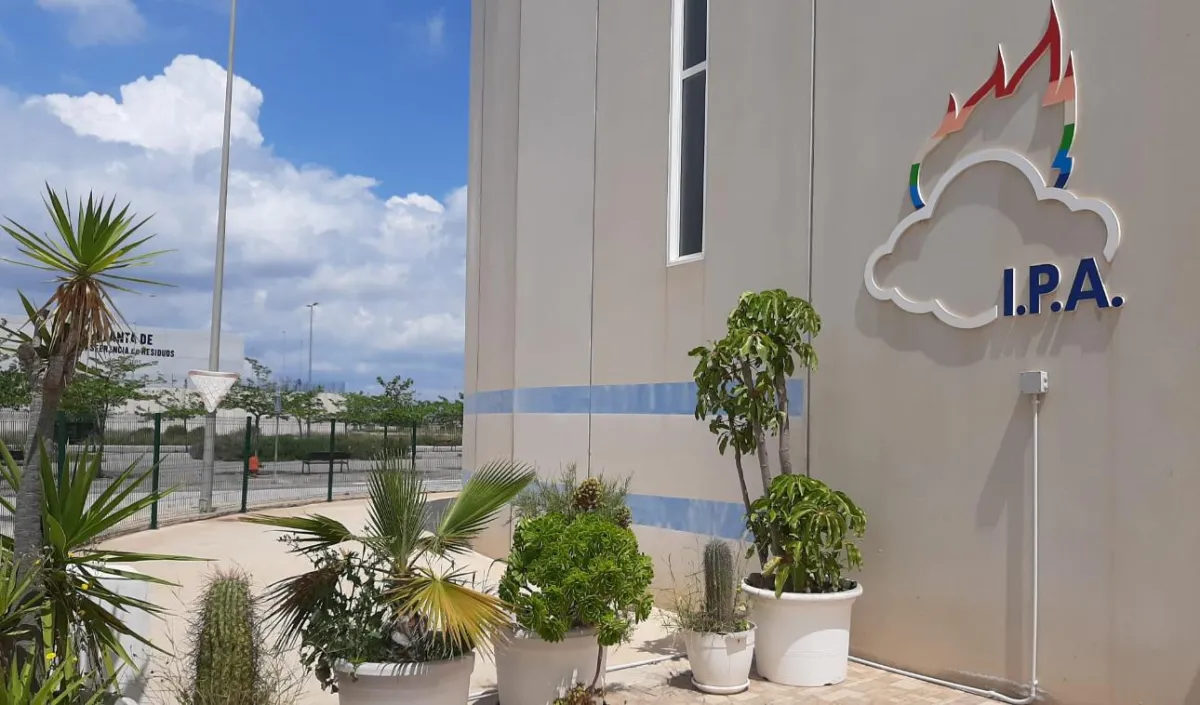 Fachada exterior con logo de Incineración de Animales de Compañía IPA en Dolores, Alicante
