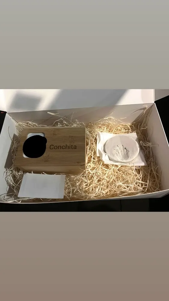 Caja regalo con urna personalizada Conchita y soporte de bambú en Crematorio Golden Flame Madrid