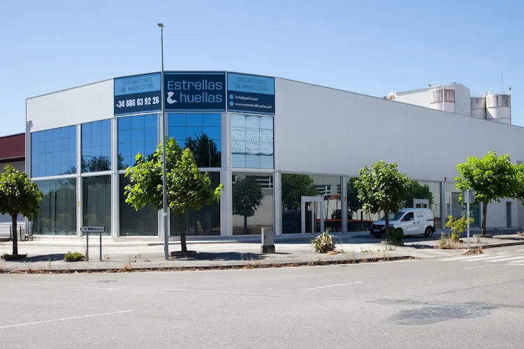 Fachada exterior del crematorio de mascotas Estrellas&Huellas en Vilamarín, Ourense