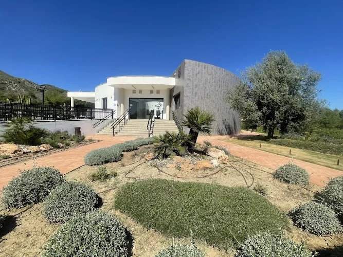 Fachada exterior del Cementerio y Crematorio de animales El Parque en Málaga, con jardines y entrada principal