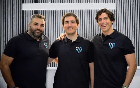 Equipo de Caelum Pets, tanatorio y crematorio de mascotas en Barcelona, tres profesionales con polo corporativo