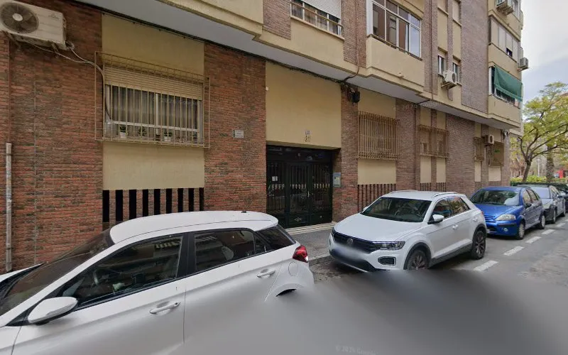Fachada exterior del edificio donde se ubica Fune Mascotas Alicante, crematorio de mascotas