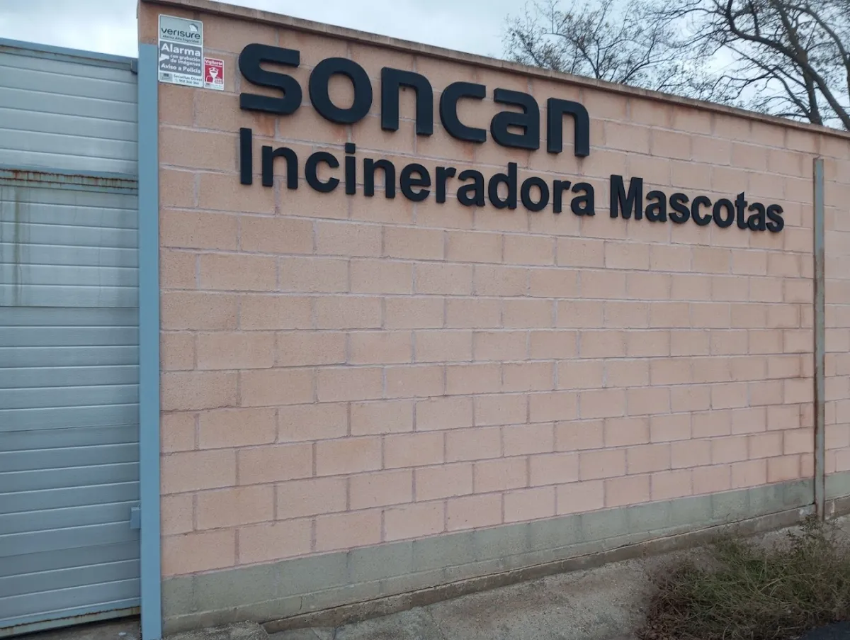 Fachada exterior de Soncan Incineradora Mascotas en Ciudad Real con letrero en pared de ladrillo