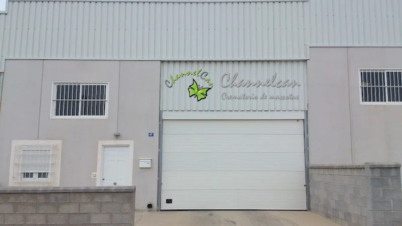 Fachada exterior del crematorio de mascotas ChannelCan en Almería con logotipo y puerta de acceso