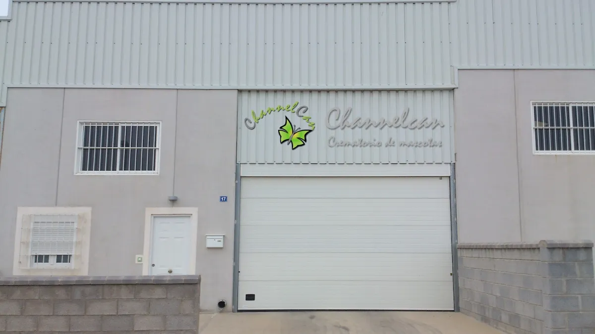Fachada exterior del crematorio de mascotas ChannelCan en Almería con logo y puerta de garaje