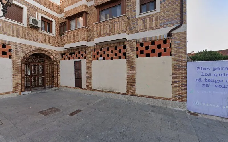Fachada exterior del edificio de Fune Mascotas en Fuenlabrada, Madrid, con entrada de arco de ladrillo