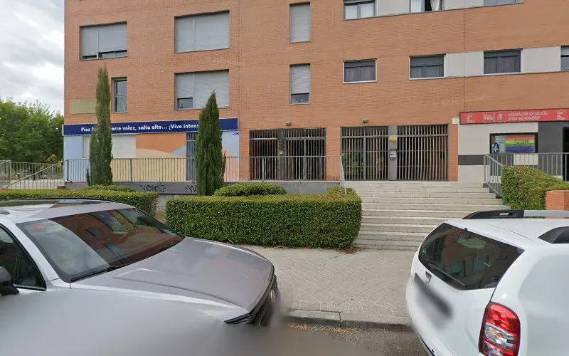 Fachada exterior del edificio donde se ubica Fune Mascotas en Rivas-Vaciamadrid, Madrid