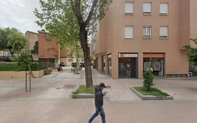 Plaza exterior cercana a Fune Mascotas Getafe, instalaciones de incineración de mascotas en Getafe, Madrid