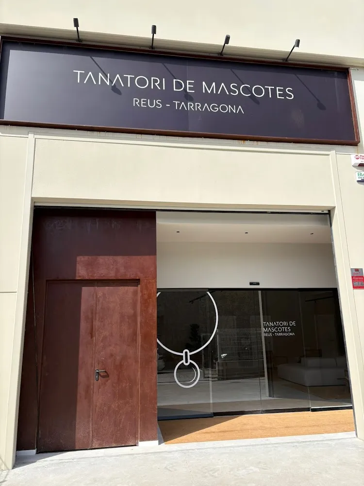 Fachada exterior del Tanatori de Mascotes de Reus Tarragona con entrada acristalada